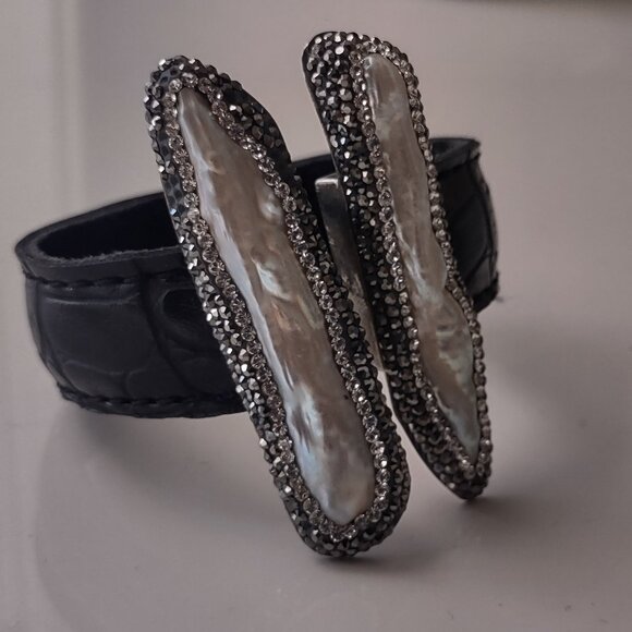 VINTAGE .925 STERLING SILVER LEATHER BAND PEARL CUFF BRACELET - Picture 1 of 14